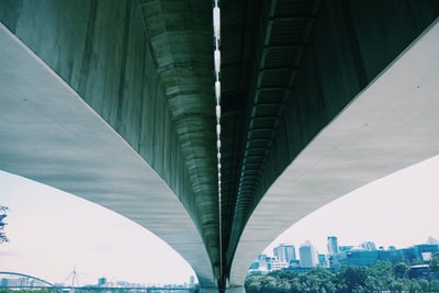 低角度灰色混凝土桥的照片
